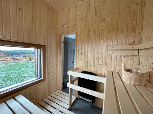 Horská chata Popcorn في أبيرتامي: كابينة خشبية مع نافذة وسرير بطابقين