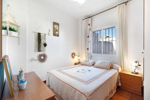 チピオナにあるVilla Mariaのベッドルーム1室(ベッド1台、テーブル、窓付)