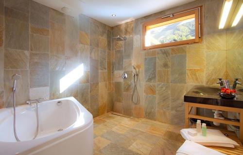 Kylpyhuone majoituspaikassa Chalet Gilda by Leavetown Vacations