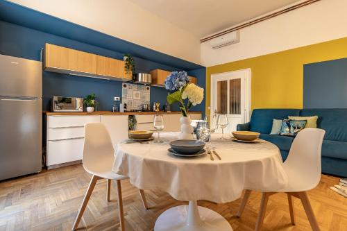 eine Küche und ein Esszimmer mit einem Tisch und Stühlen in der Unterkunft Liberty suite in Bassano del Grappa
