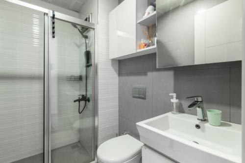 e bagno con servizi igienici, lavandino e doccia. di Comfy Residence Flat 3 min to Mall of Antalya a Antalya (Adalia)