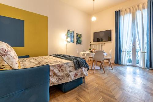 Schlafzimmer mit einem Bett und einem Tisch mit Stühlen in der Unterkunft Liberty suite in Bassano del Grappa