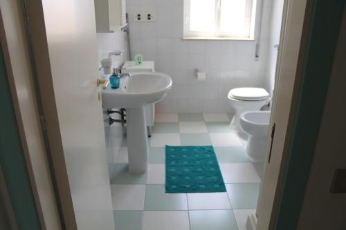 a bathroom with a sink and two toilets at Le Dune Residence in Santa Maria Del Focallo