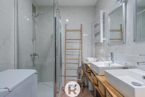 a bathroom with a shower and a sink and a toilet at L'Authentic Green in Grenoble