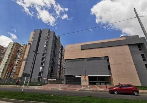 um carro vermelho estacionado em frente a um edifício em Cipres de la florida em Bogotá