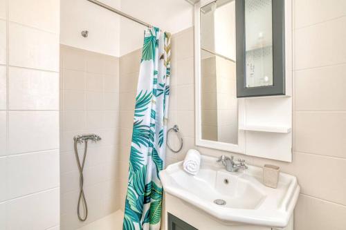 baño con lavabo y cortina de ducha en Sand And Seas: Villa Asterias, en Ampelas