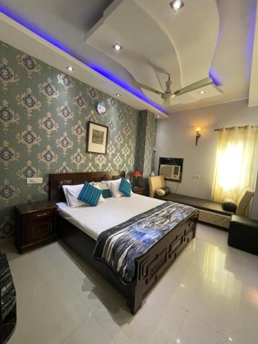 um quarto com uma cama e um sofá num quarto em Pacific Grand em Amritsar