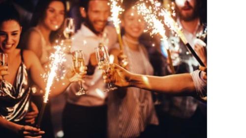 un groupe de personnes tenant des verres à champagne lors d'une fête dans l'établissement The Stroud Hotel, à Stroud