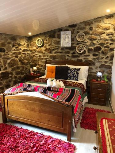 Ένα ή περισσότερα κρεβάτια σε δωμάτιο στο Casas do Lobo