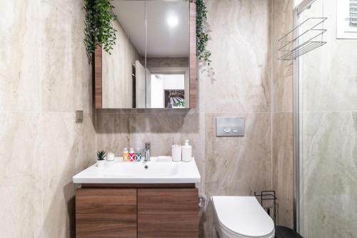 La salle de bains est pourvue d'un lavabo, de toilettes et d'un miroir. dans l'établissement Central Studio w Balcony 10 min to Lara Beach, à Antalya