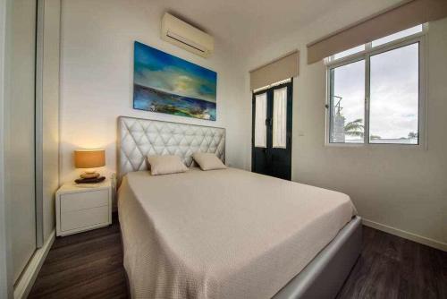 ein Schlafzimmer mit großem Bett und Fenster in der Unterkunft Lombo do Doutor Cottage 1 by Mth in Calheta