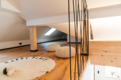 ein Wohnzimmer mit einem Teppich auf einem Holzboden in der Unterkunft Ferienchalet Schneiders in Wegscheid