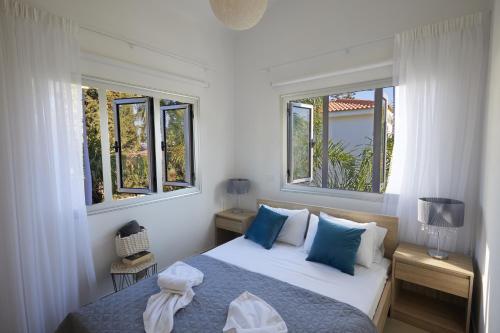 1 dormitorio con 1 cama y 2 ventanas en Sunrise Villa 9, en Ayia Napa