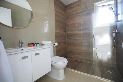 een badkamer met een toilet en een douche met een spiegel bij Sunrise Villa 9 in Ayia Napa