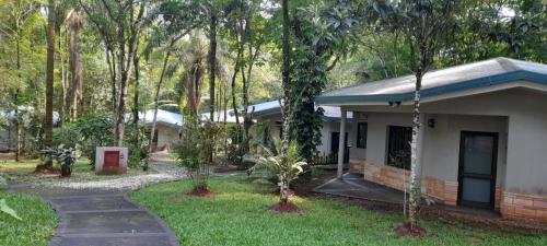 une maison au milieu d'une forêt d'arbres dans l'établissement Bagu ÑAMANDU GUAZU, à Puerto Iguazú