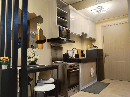 C516 Place at SMDC Cheer Residences by Lee Portumにあるキッチンまたは簡易キッチン