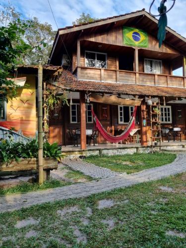 Um jardim em Pousada Sobre as Ondas - ILHA DO MEL - PR
