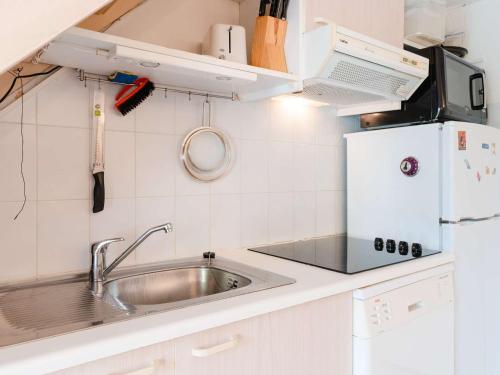 Køkken eller tekøkken på Villa T3 Mezzanine avec Piscine, Terrasse et Parking Privé, 5 min de la Plage - Narbonne - FR-1-409-37