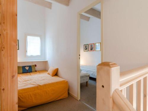 ナルボンヌ・プラージュにあるVilla Narbonne-Narbonne Plage-Narbonne Plage, 3 pièces, 5 personnes - FR-1-409-37の小さなベッドルーム(ベッド1台、階段付)