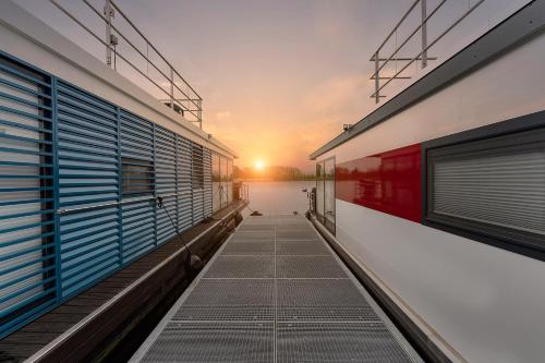 a train station with the sunset in the background at Floatinghouses Zehdenick in Zehdenick