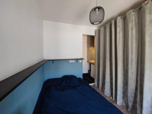 パリにある2 pièces Lumineux & Calme (28m²)のベッドルーム1室(青いベッド1台付)