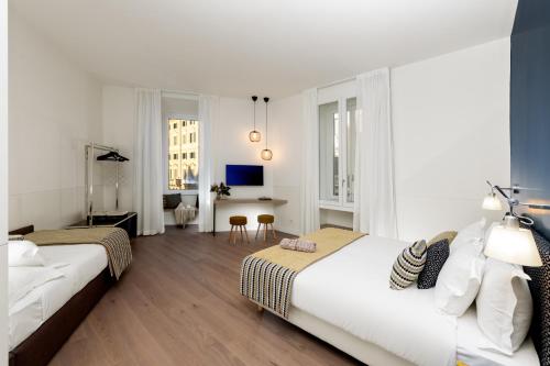 een witte slaapkamer met 2 bedden en een bureau bij Charme 308 in Rome