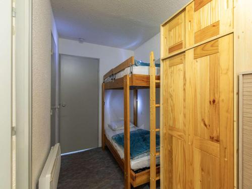 une chambre avec deux lits superposés et un placard dans l'établissement Appartement cosy 6 pers, 1 ch, à 80m des pistes - La Mongie - FR-1-404-349, à La Mongie