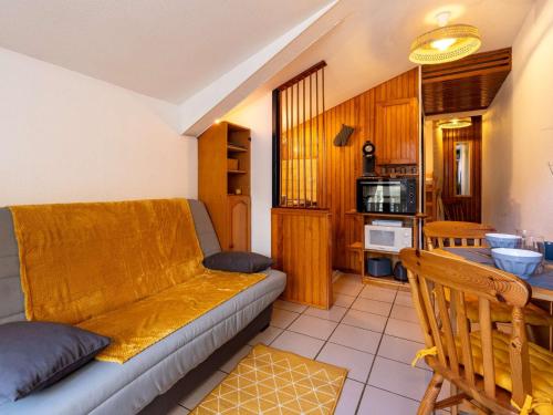 un salon avec un canapé et une cuisine dans l'établissement Appartement 4 pers cosy avec wifi et casier à skis, Vue pistes, Gourette - FR-1-400-123, à Eaux-Bonnes