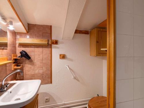 a small bathroom with a sink and a shower at Appartement 4 pers cosy avec wifi et casier à skis, Vue pistes, Gourette - FR-1-400-123 in Eaux-Bonnes