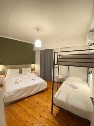 een slaapkamer met 2 stapelbedden in een kamer bij Athens City Themis 10 in Athene
