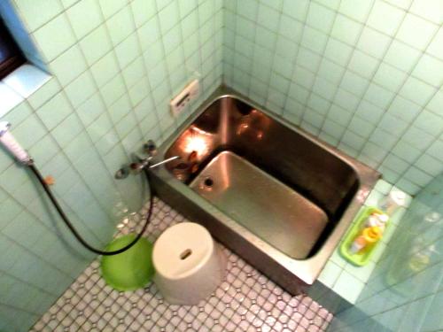 La petite salle de bains est pourvue d'un lavabo et de toilettes. dans l'établissement Uji - House - Vacation STAY 9753, à Uji