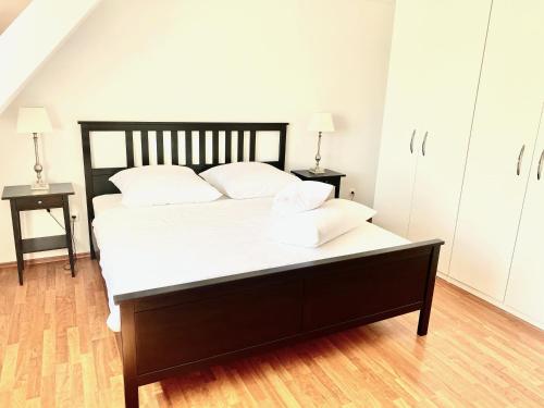 a bedroom with a large bed with white sheets and pillows at super zentral begehrte Wohnlage Parkplatz vor Haus in Nuremberg