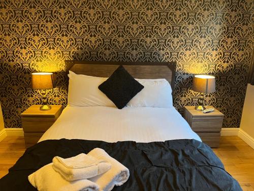 Katil atau katil-katil dalam bilik di Ben Arthur's Bothy Luxury Flat