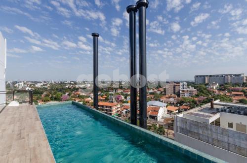 una piscina en la azotea de un edificio en Modern 1 Bedroom Apt Near Shopping Del Sol, en Asunción