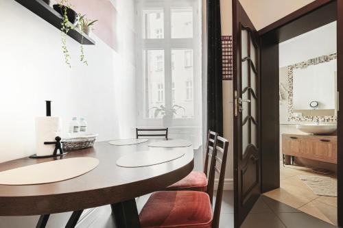 comedor con mesa, sillas y fregadero en Klimatyczny apartament w centrum, en Wroclaw