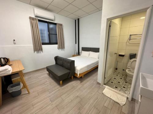 Piccola camera con letto e bagno. di 路科民宿Look 停車方便 a Jiading