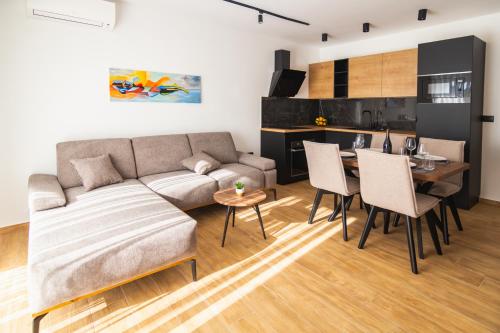 sala de estar con sofá y mesa en CITY LIFE with free parking en Pula