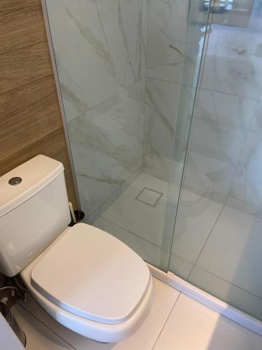 um banheiro com vaso sanitário e chuveiro em Apartamento Natal em Natal