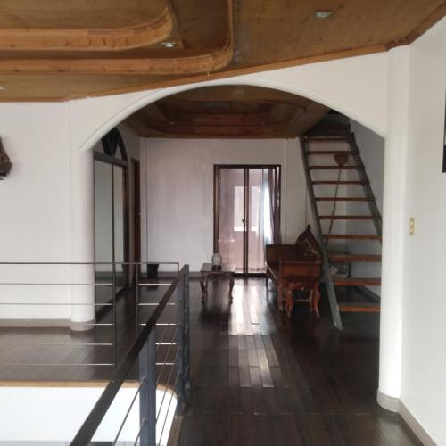 un corridoio aperto con scala in una casa di Madria's Pension House Reddoorz a Tumauini