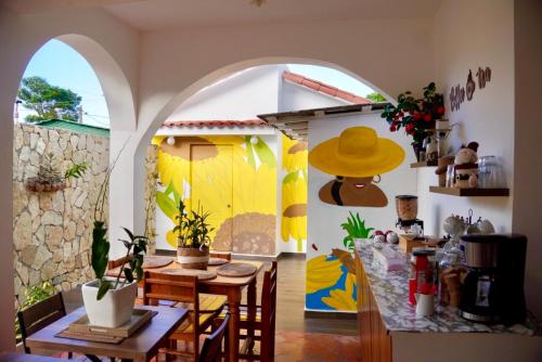 eine Küche und ein Esszimmer mit einem Torbogen in einem Haus in der Unterkunft Hotel Montesilva in San Felipe de Puerto Plata