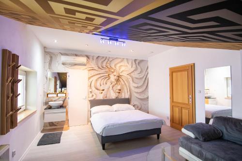 1 dormitorio con 1 cama y una pintura en la pared en A perfect option for people who want to enjoy their stay in Kosice en Košice