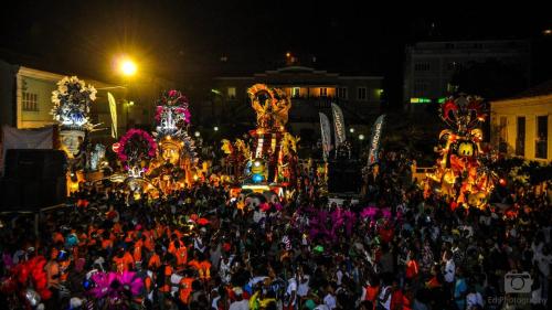 una gran multitud de personas de pie en frente de un desfile en Bela Sombra en Vila da Ribeira Brava