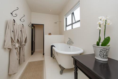 Bilik mandi di The Ivory Haus