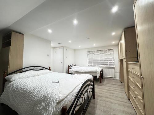 Giường trong phòng chung tại StayEasy En-Suite London