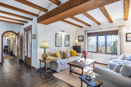 uma sala de estar com um sofá e uma mesa em Casa Alba em Xàbia