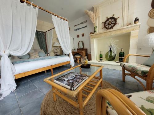 1 dormitorio con 1 cama y 1 mesa en una habitación en Chambre Océan Cosy Bordeaux Saint Emilion, en Le Gabaron