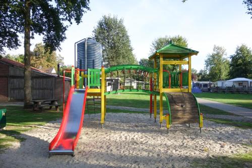 un parque con parque infantil con tobogán en Camping de Rammelbeek, en Lattrop