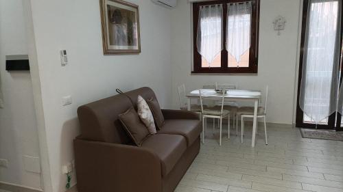 a living room with a couch and a table at Casa Ricci in Acilia