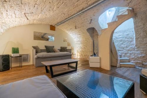 un salon avec un canapé et une table dans l'établissement Le Crébillon d'Or - Joli cocon dijonnais, à Dijon