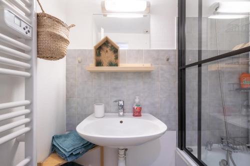 une salle de bain avec un lavabo et une douche dans l'établissement Le Crébillon d'Or - Joli cocon dijonnais, à Dijon